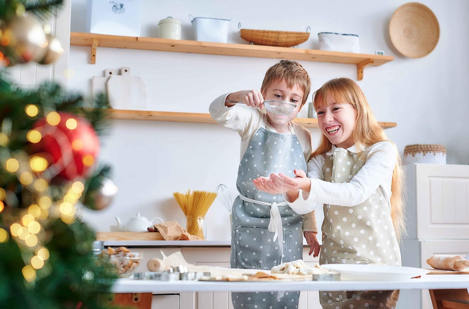 18 Pcs Christmas Cookie Cutter Set, Stainless Steel Metal Biscuit Molds, Xmas Holiday Dough and Cookie Cutter for Party Baking Gingerbread Santa Snowflake Cane Trees Snowman Stocking Reindeer Shape